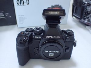 中古水中カメラ用品 OLYMPUS オリンパス ミラーレス一眼 OM-D E-M1ボディ + 防水プロテクターPT-EP11 セット
