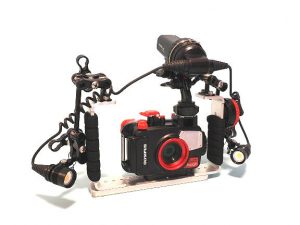 RGBLUEライト システム03用 オリンパス アダプター 取付例
ボール部分に用いた、2本のOリングとジョイントにより動かしたい時はスムーズに動き、しっかり保持したい時には強力に固定します。
RGBLUEライトSYSTEM03を 弊社オリジナルアームに直接装着が
可能となり、より多彩なライトワークがお楽しみいただけます。