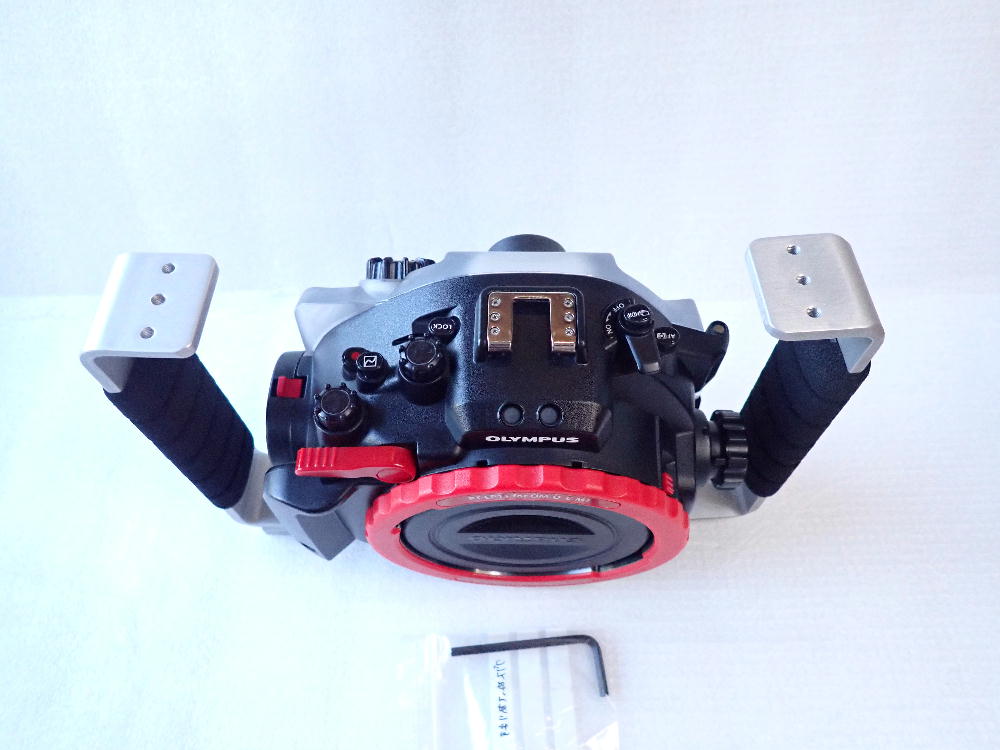 中古水中カメラ機材 OLYMPUS PT-EP11ハウジング MPBK-04両手グリップ付き