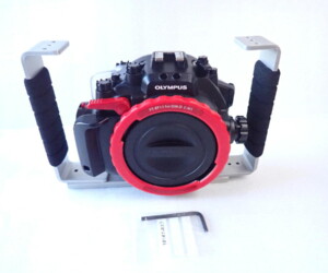 中古水中カメラ機材<br>OLYMPUS PT-EP11ハウジング MPBK-04両手グリップ付き
